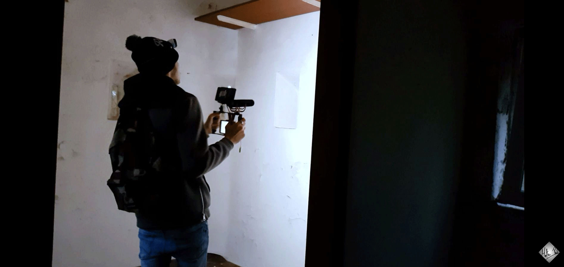 Session de tournage dans un bâtiment abandonné.