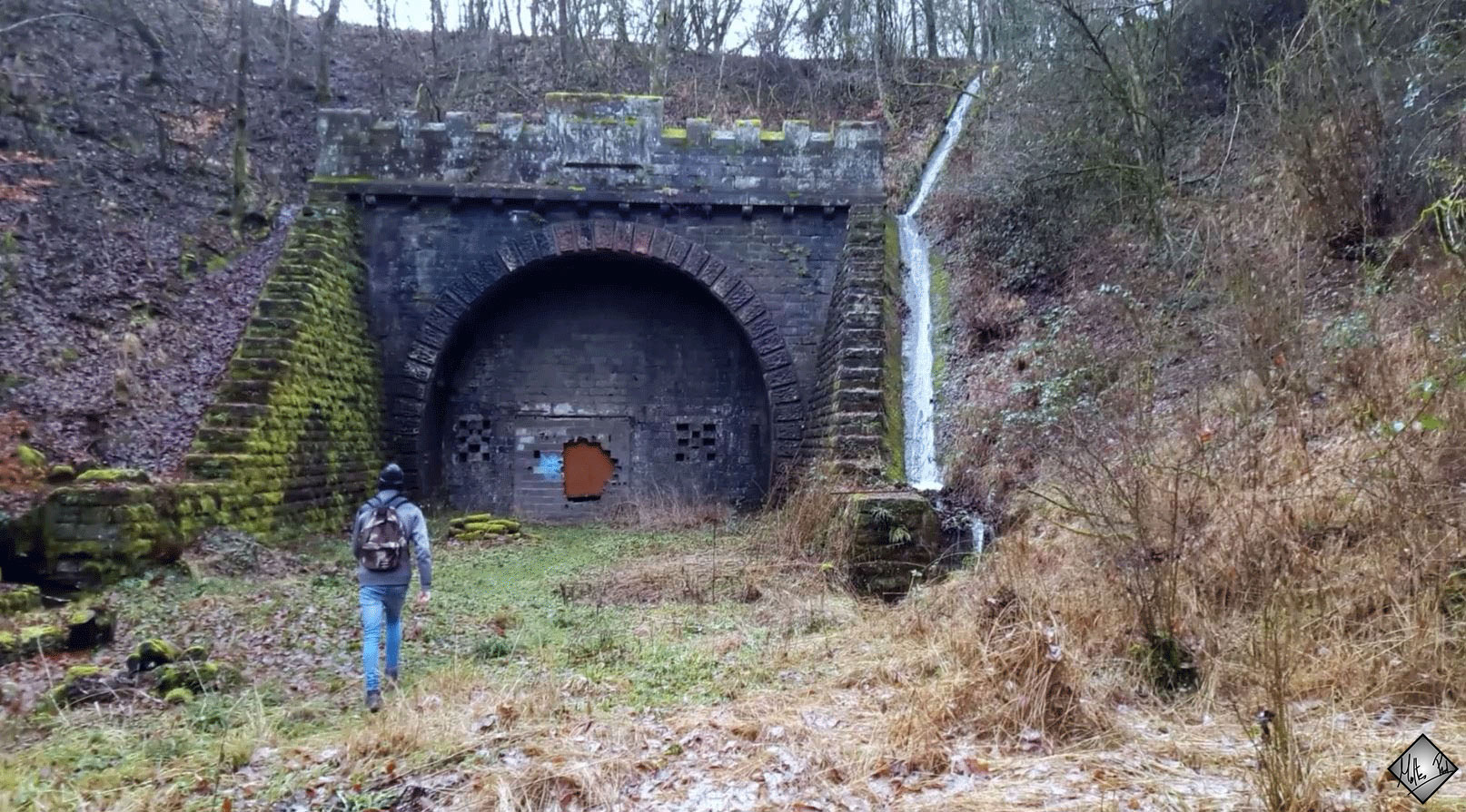 Tunnel ferroviaire abandonné.